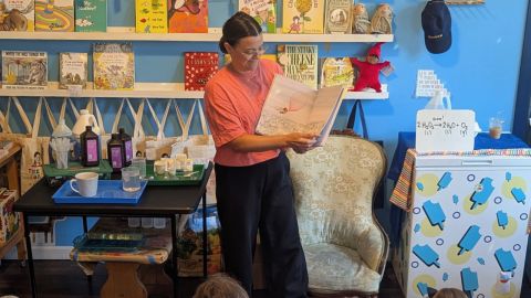Image of Dr Kacie Liwosz reading her book Chemistory Time to a group of children.