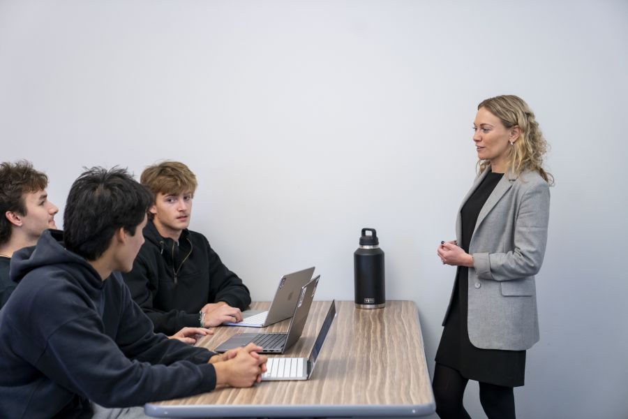 Kathleen Burke Lecturing Business Class at DYU